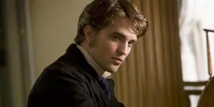 Setelah Dikhianati, Robert Pattinson Pulang Kampung?