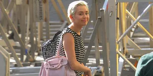 Setelah Ekspos Tubuh, Miley Cyrus Kini Tampil Tertutup