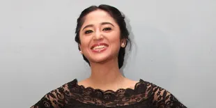 Setelah Keluar Penjara, Dewi Perssik Pergi Umroh
