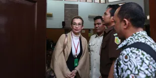 Setelah Mangkir Dari Panggilan, Reza Artamevia Akhirnya Hadir di Sidang Aa Gatot