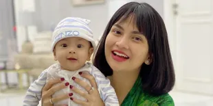 Setelah Seharian Tak Mau Minum Susu, Baby Gala Tenang Diselimuti Daster Vanessa Angel