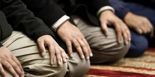 Shaf Sholat di Sebuah Masjid Dikapling Jadi Perdebatan Netizen