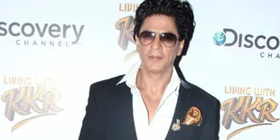 Shahrukh Khan Beri Hadiah Super Mahal Kepada Abhishek Bachchan