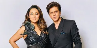 Shahrukh Khan Pegangkan Ekor Gaun Gauri Khan Kala Menuju Red Carpet, Sweet Abis!