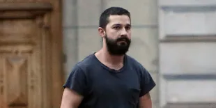 Shia LaBeouf Terluka Saat Akting Hantam Kaca di Lokasi Syuting