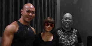 Shirtless, Deddy Corbuzier Geram Punggungnya 'Ditato' Chika