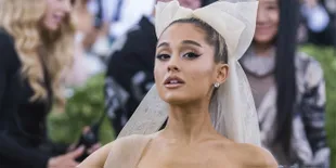 Shopping Bareng, Ariana Grande Gandeng Mesra Pete Davidson
