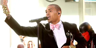 Siap-Siap Belanja Official Merchandise Chris Brown di Konsernya!