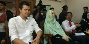 Sidang Cerai Perdana Jadi Kado Ulang Tahun Stuart Collin