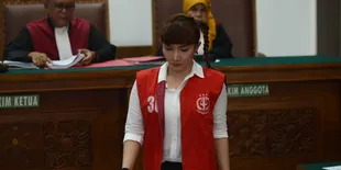 Sidang Ditunda, Roro Fitria Tak Henti-Hentinya Menangis