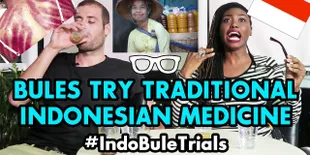 Simak Kocaknya Ekspresi Bule-Bule Ini Pas Nyobain Minum Jamu