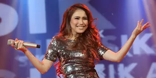 Singkirkan Jupe, Ayu Ting Ting Gondol Piala Silet Awards 2015