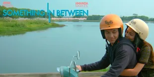 Sinopsis Film 'SOMETHING IN BETWEEN', Kisah Cinta Remaja Dengan Bumbu Fantasi