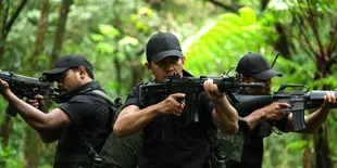 Sinopsis TIMUR Berlatar Hutan dan Misi Penyelamatan Penuh Risiko, Film Debut Iko Uwais Sebagai Sutradara