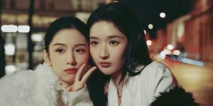 Sister Goals! Zhou Ye & Wang Yuwen Curi Perhatian di Paris Fashion Week dengan Interaksi Gemas