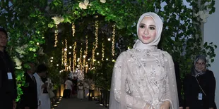 Situasi Venue Resepsi Bella-Emran, Dihias Bunga &#38; Dresscode Warna Putih