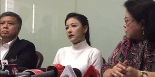 Siwi Widi Tetap Bekerja Seperti Biasa, Walau Penumpang Pesawat Memandang Dengan Menghakimi