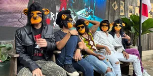 Slank Suguhkan Aksi Teatrikal Topeng Monyet - Mandi Uang Dolar Saat Rilis Album Republik Fufufafa