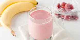 Smoothies Strawberry Pisang, Takjil Berbuka Puasa yang Menyegarkan dan Menyehatkan