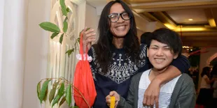 So Sweet, Aming Bersihkan Make Up Evelyn di Pangkuannya