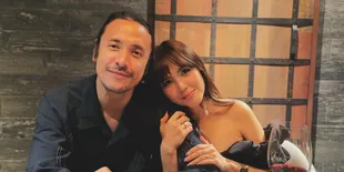 So Sweet! Ello Beri Kejutan Hadiah Cincin Kawin Edisi 2.0 untuk Sang Istri di Tahun ke-4 Pernikahan