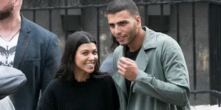 So Sweet, Ini Yang Bikin Kourtney Kardashian Jatuh CInta Pada Brondongnya