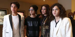 So Sweet! Maia Ultah, Al El Dul Beri Bunga dan Kue Istimewa