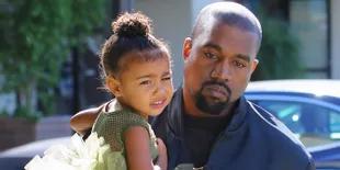 So Sweet! North West Tidur Nyenyak di Pundak Kanye