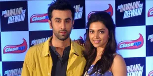 So Sweet, Ranbir Kapoor Berlutut 'Melamar' Deepika Padukone