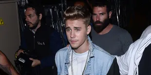 So Sweet... Selena Gomez Lempar Tatapan Cinta Pada Justin Bieber