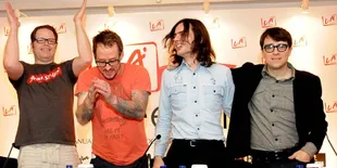 Rivers Cuomo Tolak Nyanyikan Lagu Coveran AKB48
