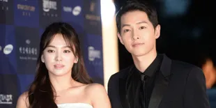 Song Joong Ki Bawa Benda Bertuliskan 'Baby', Song Hye Kyo Dirumorkan Hamil