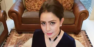 Sosialita Banget, Tas Hitam Yang Dibawa Mayangsari Ini Harganya Bisa Buat Beli Rumah!