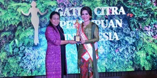 Sosialita Sekaligus Pengusaha Sukses Meiline Tenardi Menerima Anugerah Gatra Citra Perempuan Indonesia 2024