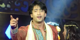 Sosok Ideal, Shaheer Umbar Senyum Manis di Sebelah Wanita Ini