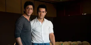 SRK Mampir Rumah Aamir Khan Untuk Beri Ucapan Selamat Ulang Tahun