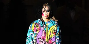 Sstt..Pakaian Unik Lady Gaga Adalah Obat Depresi!