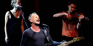 Sting Tunjukkan Kehebatan Bermain Bass di Atas Panggung
