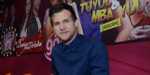 Stuart Collin Rayakan Tahun Baru Bareng Angela Gilsha, Pacaran?