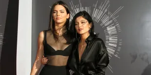 Style Kendall Jenner - Kylie Jenner di Coachella, Keren Mana?