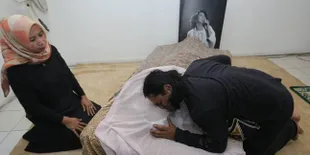 Suasana Haru Iringi Pemakaman Ria Irawan, Peluk Erat Mayky Wongkar Hantarkan Sang Istri ke Peristirahatan Terakhir