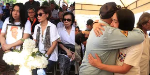 Suasana Haru Keluarga Antar Rudy Badil ke Tempat Peristirahatan Terakhir