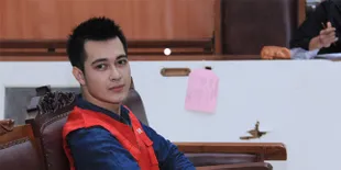 Suasana Sidang Eza Gionino Berakhir Ricuh