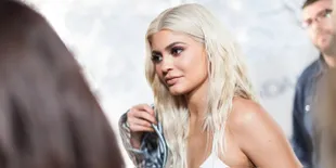 Sudah Ketahuan Hamil, Kylie Jenner Tetap Sembunyikan Perut Buncitnya