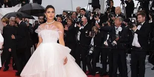 Sudah Pakai Gaun Super Cantik, Priyanka Chopra Santai Makan Pizza di Balkon