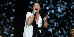 Suguhkan Penampilan Emosional di Atas Panggung Grammy Awards 2020, Demi Lovato Menangis &#38; Bikin Penonton Terharu