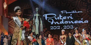 Suguhkan Tari Piring, Puteri Indonesia 2012 Ingin Orang Penasaran