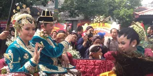 Sultan HB X Pun Ikut Kirab GKR Hayu Dengan KPH Notonegoro