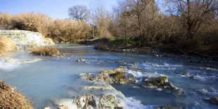 Sumber Air Panas Ini Terbuat dari Sambaran Petir