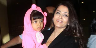 Super Cute! Aaradhya Bachchan Pakai Sari Mungil Berdoa di Kuil